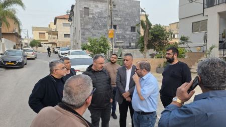 وفد جبهوي يلتقي برئيس بلدية كفر قاسم وأصحاب منازل متضررة من الحرب